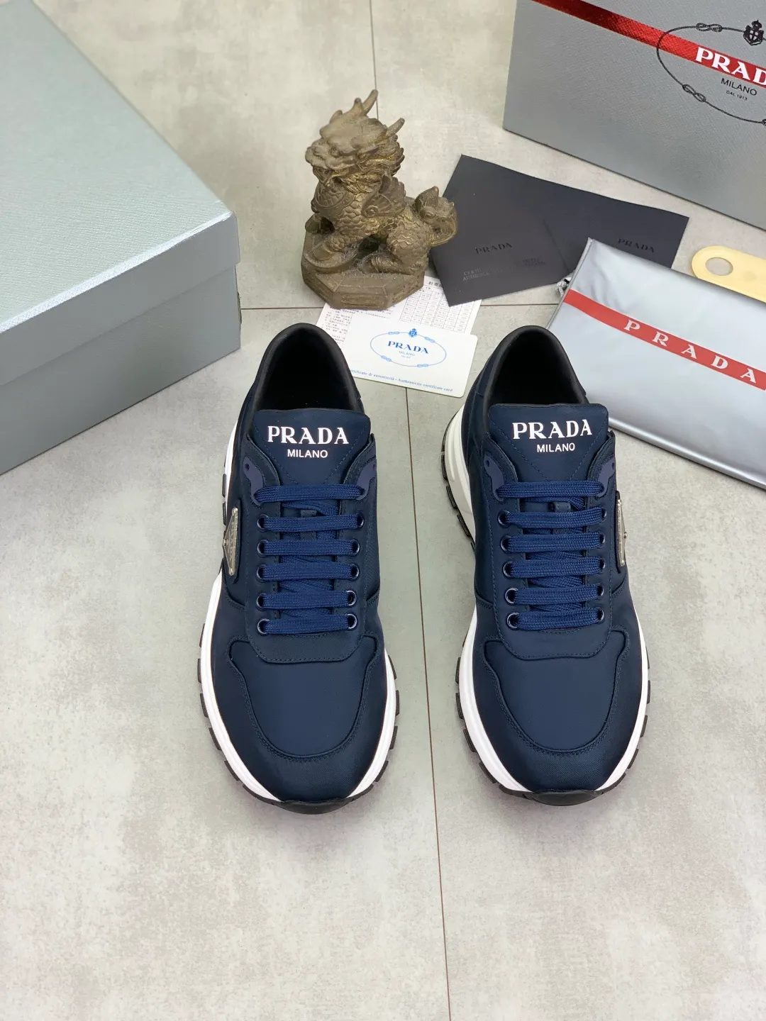 Men's shoes 💰P540 new (higher version) new PRADA (Prada) classic models are on the market at the same time, new men's shoes, 😘fabrics are selected from original imported calfskin. First layer of imported cowhide lining. The original version is awesome! 👍🏿Original open-molded non-slip PU outsole, with exquisite lines, simple and elegant, super comfortable and classy on foot, suitable for leisure travel. Code number: 38-45 (46 customized) 3️⃣ colors available